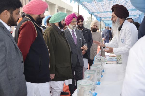 Capt. Amrinder Singh, Honble Chief Minister, Punjab interacting with Head, Department of Vety. Pathology (15.01.2019)